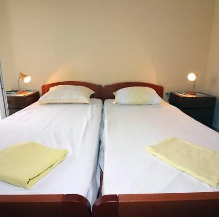 Waterfront Тисно